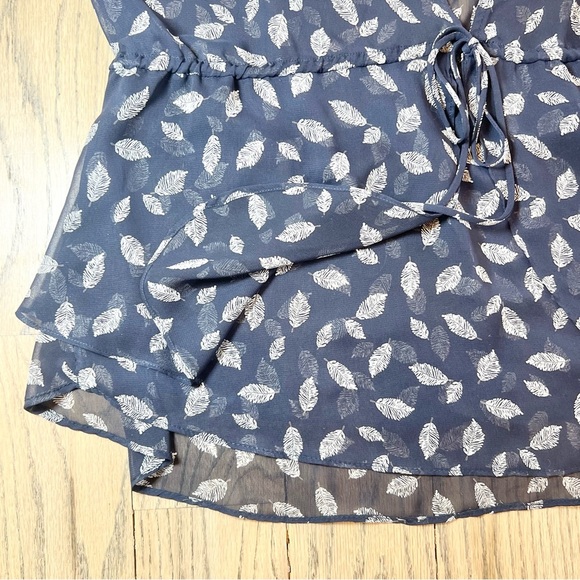 Veronica M Leaf Printed Navy and White 3/4 Sleeve Tie Front Blouse Size Medium - Picture 13 of 15